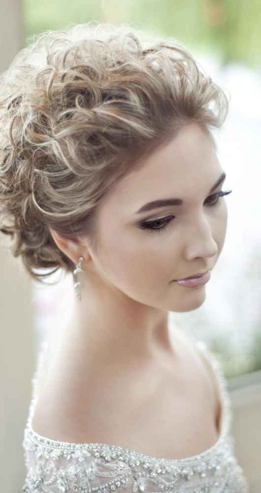 bride modeling makeup