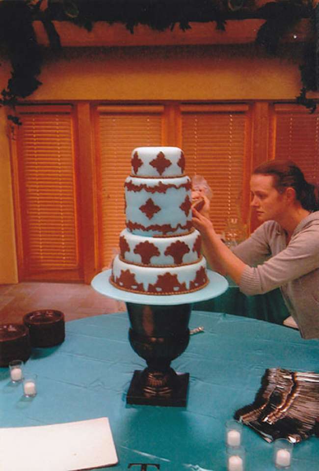 Finishing touches on wedding cake