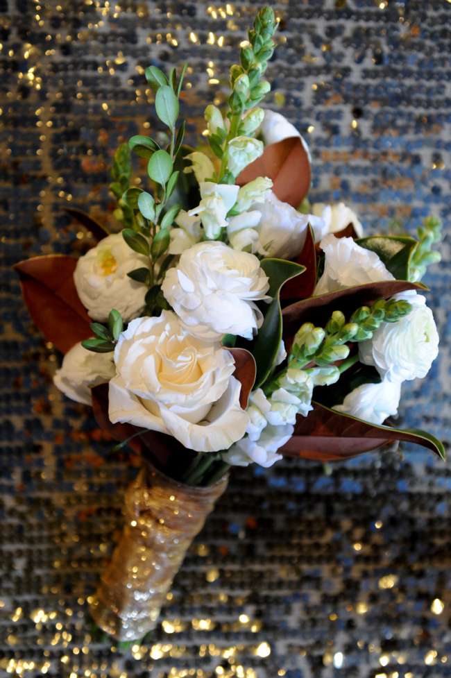 Trendy White & Gold Bouquet