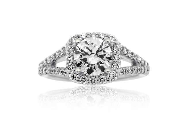 Engagement Ring With Round Diamond