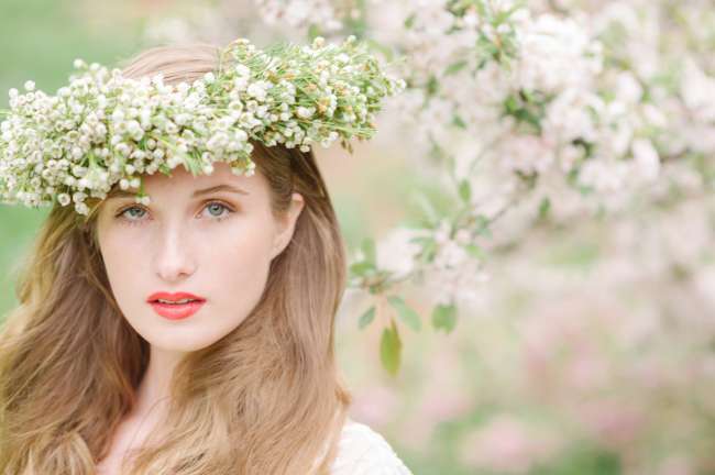 Floral headpiece on bride