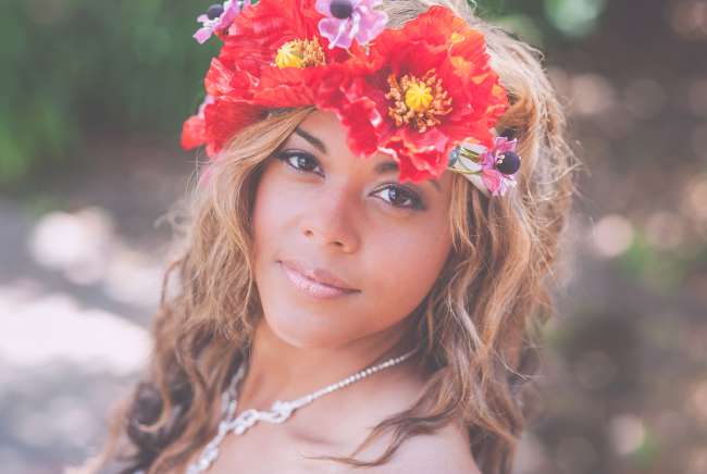 Bride With Natural Makeup & a Bright, Modern Headpiece