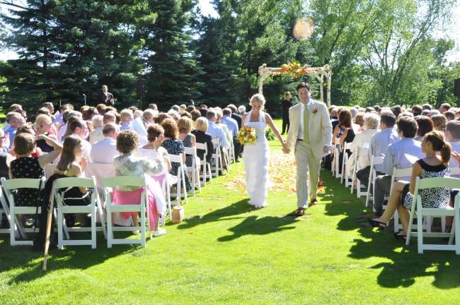 Outdoor ceremony at Elcona Country Club
