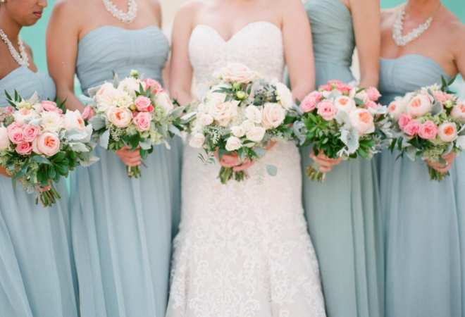 bridesmaids holding bouquets